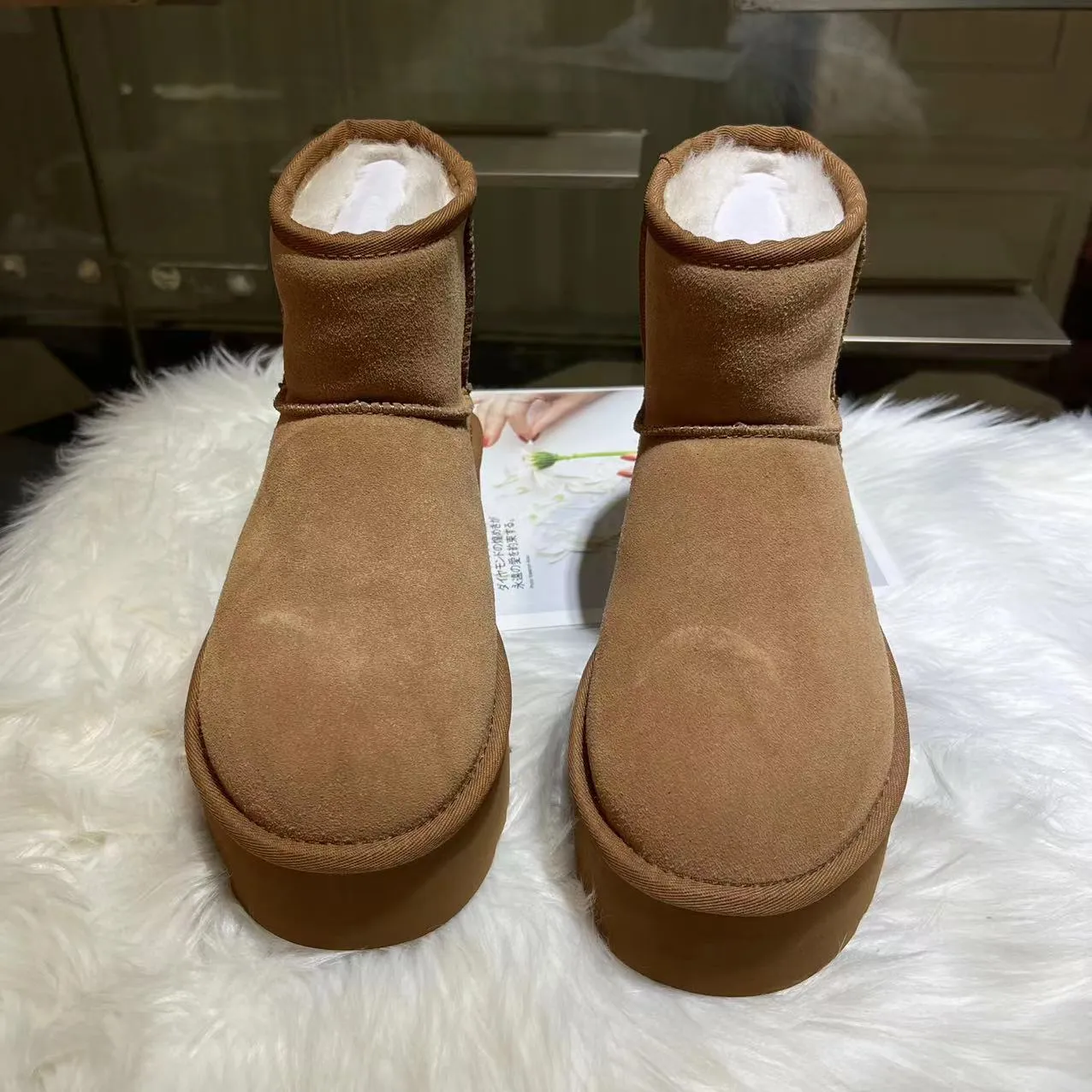 💰520 UGG sheepskin all-in-one snow boots. The official website synchronizes the new autumn and winter women's classic mini (thick sole) short snow boots 1134991, three-layer combination thick sole 5 cm, lightweight and non-slip, suede upper, 17 mm real wool lining, comfortable and casual, simple and fashionable! Color: Maroon Black Military Green Chocolate Size: 35-41